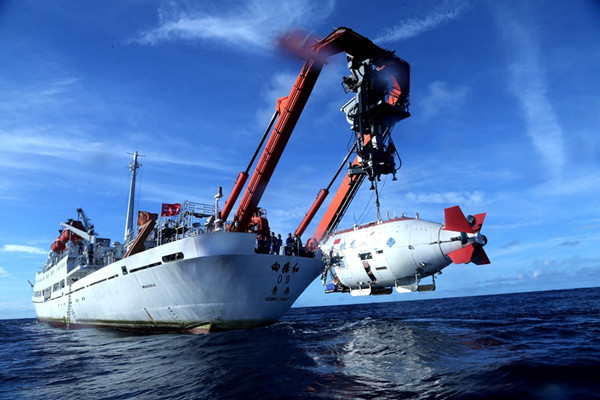 Jiaolong, China's manned submersible, is lowered for a dive on Tuesday. The dive completed the third and final stage of China's 38th oceanic expedition in the Yap Trench in the Pacific Ocean. (Photo/Xinhua)