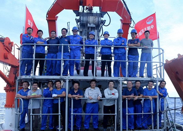 Scientific research team members take a photo after Jiaolong conducted its final dive of China's 38th oceanic expedition in the Yap Trench on Tuesday. (Photo/Xinhua)