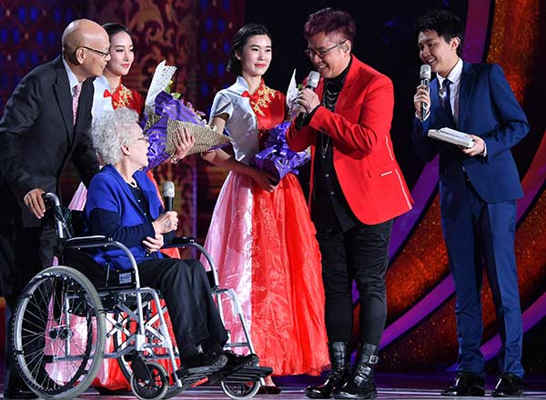 Mainland and Hong Kong actors at the closing ceremony of the Seventh Beijing International Film Festival. (Photo/Xinhua)