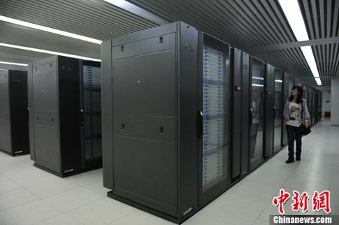 A woman walks past the Tianhe-3 supercomputer. (Photo/Chinanews.com)