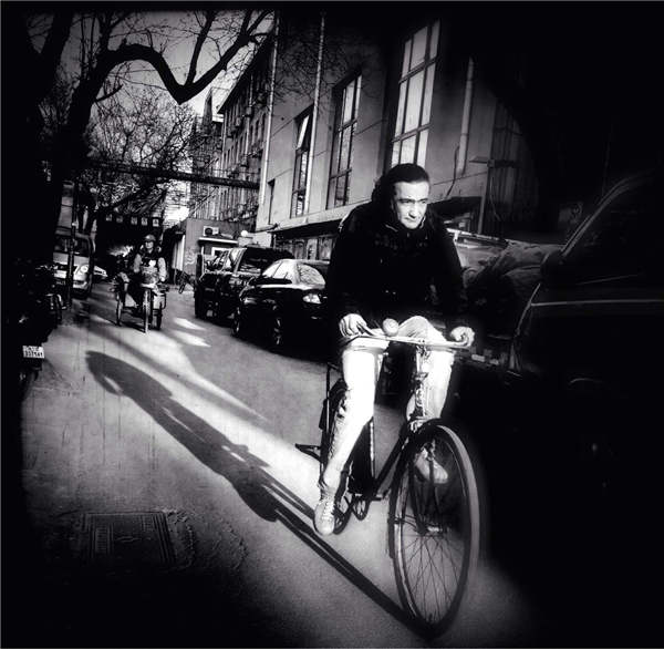 Tan Siok Siok's black-and-white photos reveal a touching and lively side of daily lives in Beijing's hutong area.