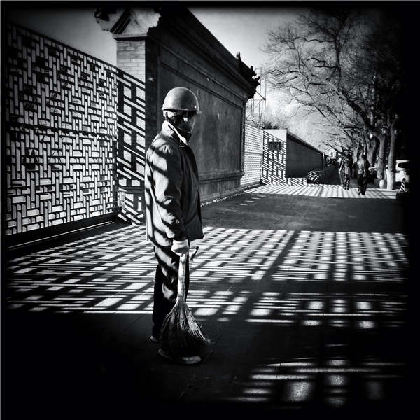 Tan Siok Siok's black-and-white photos reveal a touching and lively side of daily lives in Beijing's hutong area.