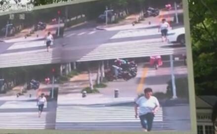 A picture of new red-light camera display screens in the city of Suqian in Jiangsu Province. (Photo/cctv.com)