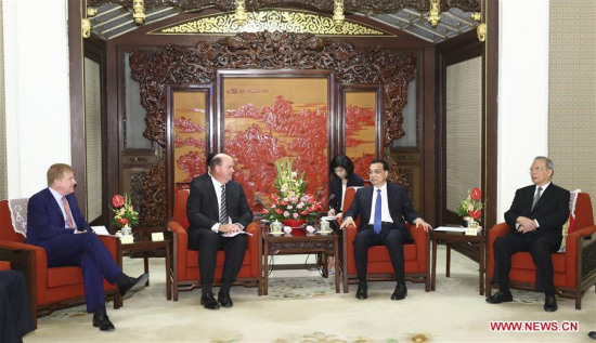 Chinese Premier Li Keqiang (2nd R) meets with a group of U.S. business leaders and former U.S. officials, who are here for the ninth dialogue with their Chinese counterparts, in Beijing, capital of China, June 20, 2017. (Xinhua/Xie Huanchi)