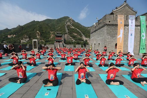 Yoga enthusiasts gather at Beijing's Great Wall on Tuesday to celebrate the International Day of Yoga. (Photo: Cui Meng/GT)