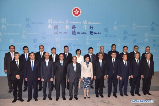 The Hong Kong Special Administrative Region (HKSAR)'s fifth-term chief executive Lam Cheng Yuet-ngor (C front) and principal officials of the fifth term government of the HKSAR pose for group pictures during a press conference in south China's Hong Kong, June 21, 2017. (Xinhua/Wang Xi)