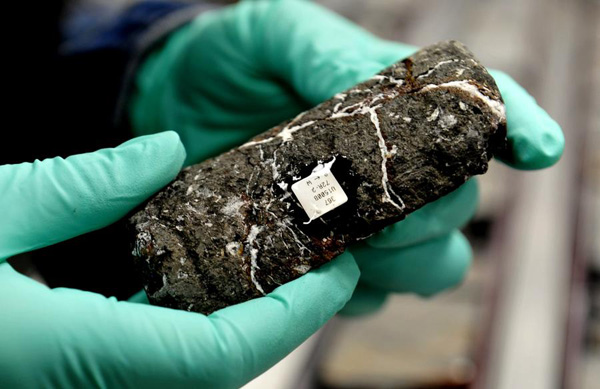 Photo shows a piece of rock sample from the seabed of South China Sea on April 2, 2017. (Photo/Xinhua)