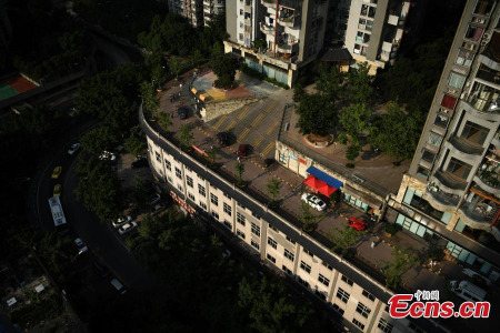 A five-story building with a road on its roof is seen in Southwest Chinas Chongqing municipality on June 21, 2017. Pictures of the structure have gone viral on Chinese social media with netizens on Weibo wondering how the buildings residents manage to get any sleep at night, while also worrying a bit about the quality of the construction. (Photo: China News Service/ Chen Chao)