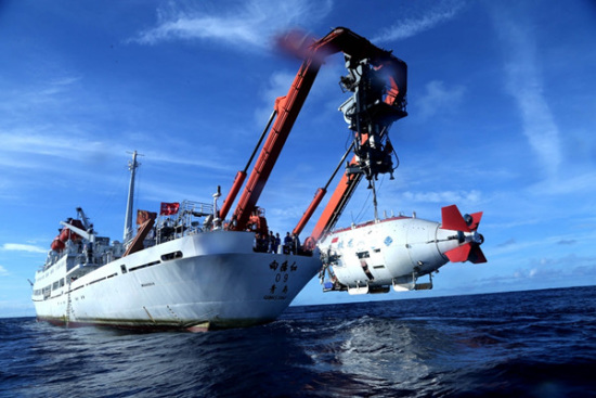Jiaolong, China's manned submersible, is lowered for a dive on Tuesday. The dive completed the third and final stage of China's 38th oceanic expedition in the Yap Trench in the Pacific Ocean. (Photo/Xinhua)