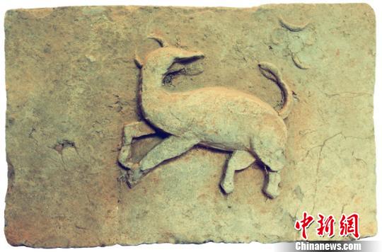 An animal carved into a brick collected by Li Shaoyu. (Photo/Chinanews.com)