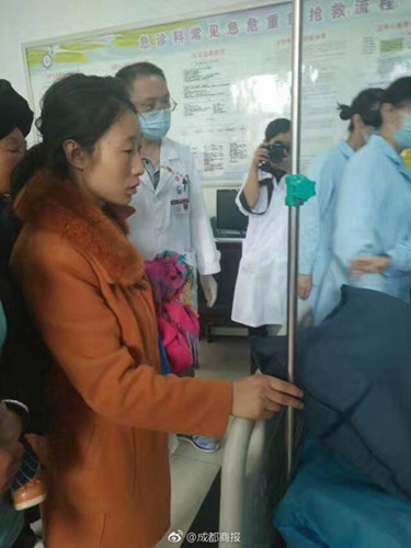 Xiao Yanchun is seen at Maoxian County People's Hospital, in Aba Tibetan and Qiang autonomous prefecture, Sichuan province, June 24, 2017. (Photo from official Sina Weibo of Chengdu Economic Daily)