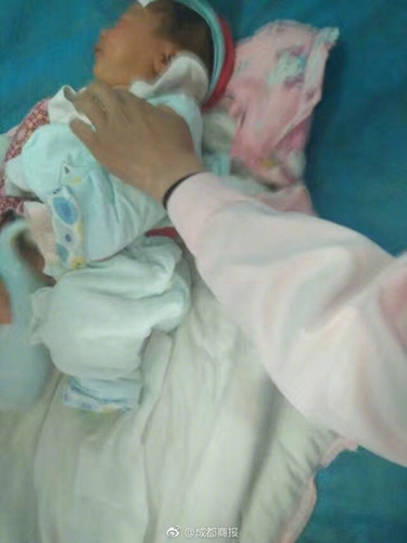 Xiao Yanchun's 38-day-old son is cared for at Maoxian County People's Hospital, in Aba Tibetan and Qiang autonomous prefecture, Sichuan province, June 24, 2017. (Photo from official Sina Weibo of Chengdu Economic Daily)