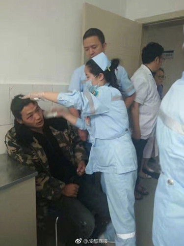 Xiao Yanchun's husband, Qiao Dashuai, is attended to by a nurse at Maoxian County People's Hospital, in Aba Tibetan and Qiang autonomous prefecture, Sichuan province, June 24, 2017. (Photo from official Sina Weibo of Chengdu Economic Daily)