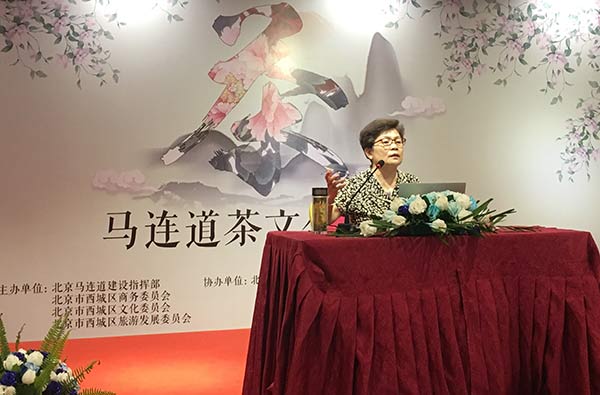 Wang Xiulan, vice-chairman of the Beijing Tea Marketing Association, gave a lecture on herbal tea. (Photo provided to chinadaily.com.cn)