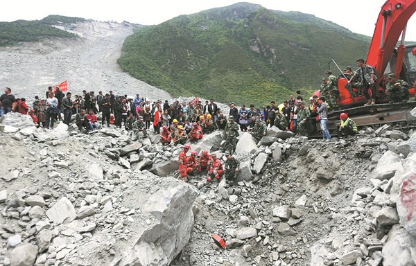 Sichuan Brigade of Armed Police officers use life detection devices to search for buried villagers of Xinmo village, Sichuan, on Sunday. PHOTOS BY FENG YONGBIN / CHINA DAILY