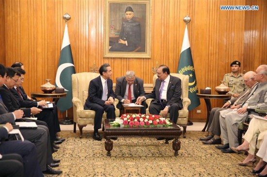 Pakistani President Mamnoon Hussain (center R) meets with visiting Chinese Foreign Minister Wang Yi (center L) in Islamabad, Pakistan, on June 25, 2017. (Xinhua/Liu Tian)