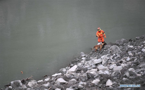 Rescuers search for survivors after a landslide in Xinmo Village of Maoxian County, Tibetan and Qiang Autonomous Prefecture of Aba, southwest China's Sichuan Province, June 25, 2017. (Xinhua/Xue Yubin)