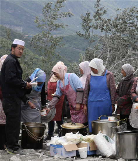 Residents donate lunches to volunteers on Sunday.(Photo by FENG YONGBIN/CHINA DAILY)