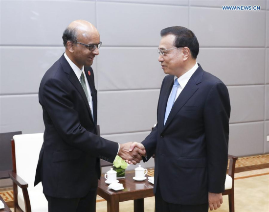 Chinese Premier Li Keqiang (R) meets with Singapore's Deputy Prime Minister Tharman Shanmugaratnam, who is here to attend the Annual Meeting of the New Champions 2017, also known as Summer Davos, in Dalian, coastal city of northeast China's Liaoning Province, June 27, 2017. (Xinhua/Pang Xinglei)