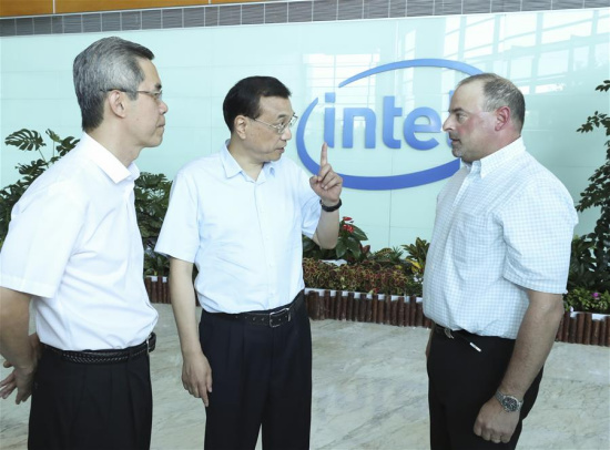 Chinese Premier Li Keqiang (C) visits Intel's bulk storage plant in Dalian, where the Summer Davos is underway, northeast China's Liaoning Province, June 26, 2017. (Xinhua/Pang Xinglei)
