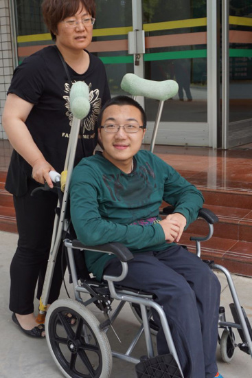 Wei Xiang and his mother. (Photo/Xinhua)