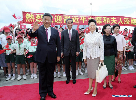 Chinese President Xi Jinping (L, front) and his wife Peng Liyuan (R, front) greet the crowd upon their arrival in Hong Kong, south China, June 29, 2017.  (Xinhua/Lan Hongguang)
