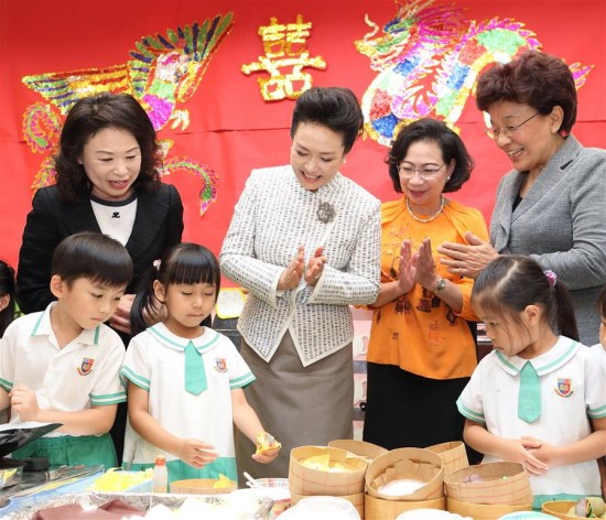 Peng Liyuan (2nd L, rear), wife of Chinese President Xi Jinping, observes classroom activities during her visit to a local school, accompanied by Regina Leung, wife of Chief Executive of Hong Kong Special Administrative Region Leung Chun-ying, in Hong Kong, south China, June 29, 2017. (Xinhua/Wang Ye)