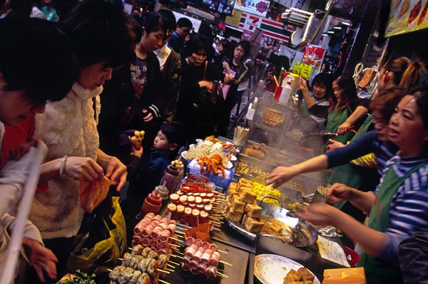 Customers line up for a selection of snack foods on the streets of Kowloon, Hong Kong.(Photo provided to China Daily)