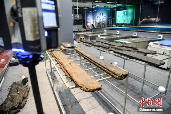 Wooden planks from the Huaguangjiao No.1 are scanned by a 3D laser scanner at the Hainan Museum in Haikou, capital of Hainan province, June 1, 2017. (Photo/Chinanews.com)