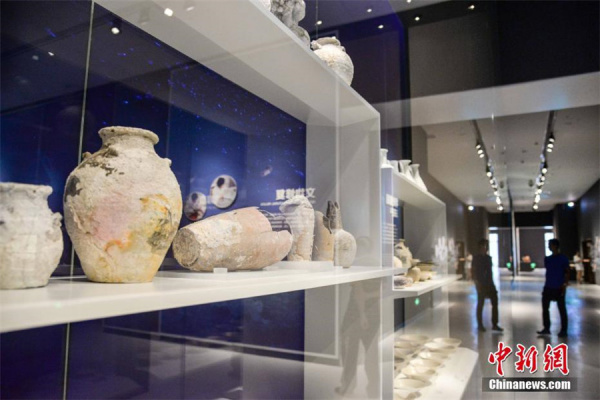 Porcelain objects recovered from Huaguangjiao No.1 are displayed at the Hainan Museum in Haikou, capital of Hainan province, June 1, 2017. (Photo/Chinanews.com)