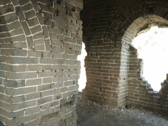 A watch tower on the Yushudi section of the Great Wall is in poor condition. (Photo provided to China Daily)
