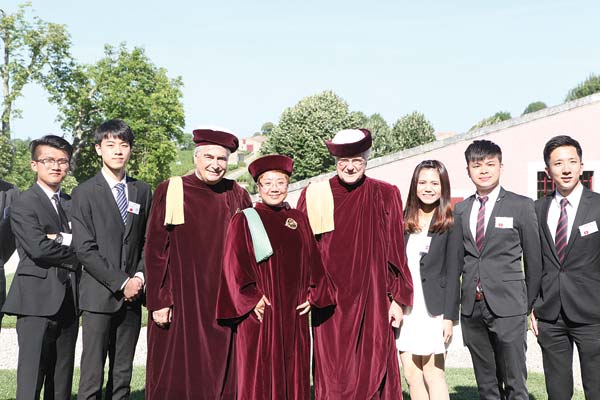Fan Lina (center) and judges meet Chinese teams at a wine-tasting in Bordeux, France. (Photo by Wang Mingjie/China Daily UK)