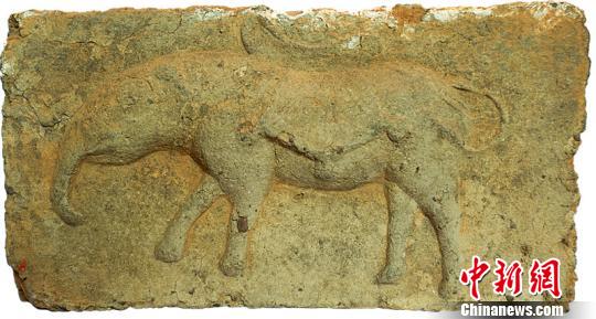 A Song Dynasty brick with an elephant collected by Li Shaoyu. (Photo/Chinanews.com)