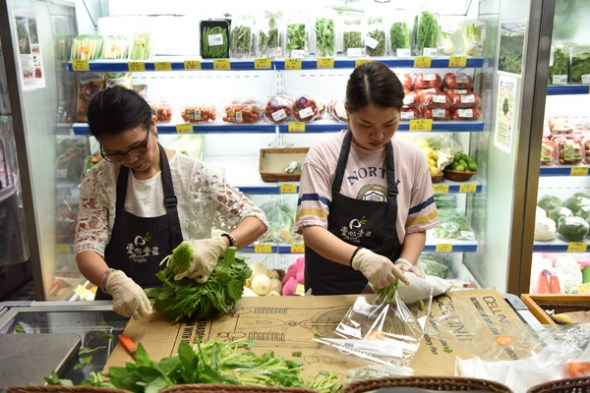 Workers pack vegetables at a store on Centre Street, Hong Kong, in June. (Lyu Xiaowei/Xinhua)