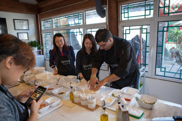 Liushuixiang's Michelin star chef Massimo Esposito teaches Chinese customers how to make Naples-style Italian food at his restaurant in a hutong in Beijing, China. (Photo provided to chinadaily.com.cn)