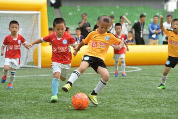 Two kindergarten teams from Zhuhai, Guangdong province, compete in a five-a-side match on Saturday during the 2017 National Children's Football Expo in Ordos, Inner Mongolia autonomous region. (Photo Provided To China Daily)