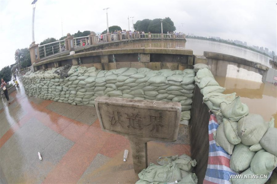 Sand bags are piled up along the Xiangjiang River in Changsha, capital of central China's Hunan Province, July 2, 2017. Heavy rainfall caused the river's water level to rise to a record high of 39.21 meters Sunday morning. (Xinhua/Fan Junwei)