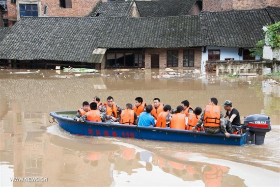 Soldiers relocate stranded people in Xinshao County, Shaoyang City of central China's Hunan Province, July 2, 2017. Recently Shaoyang witnessed the heaviest flood this year. (Xinhua/Lyu Jianshe)