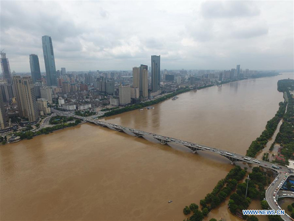 Photo taken on July 4, 2017 shows the urban area along the swelling Xiangjiang River in Changsha, capital of central China's Hunan Province. Days of torrential rain in Hunan raised the water level of the Xiangjiang River to exceed its warning level.  (Xinhua/Long Hongtao)