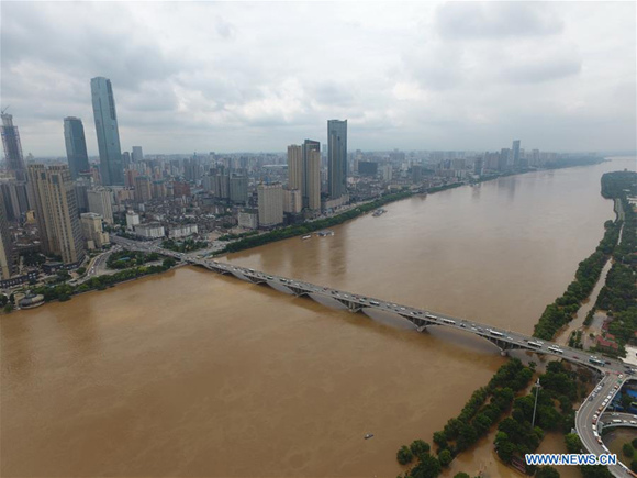 Photo taken on July 4, 2017 shows the urban area along the swelling Xiangjiang River in Changsha, capital of central China's Hunan Province. Days of torrential rain in Hunan raised the water level of the Xiangjiang River to exceed its warning level.  (Xinhua/Long Hongtao)