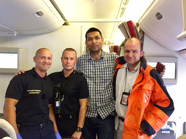 Muhammad Shahbaz (2nd R) poses with the crew members during a flight from Beijing to Paris on July 2, 2017. (Photo provided to chinadaily.com.cn)