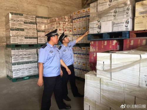 Tianjin Customs smashes a smuggling case involving some 5 million liters of wine, beers and mineral water. ��Photo/Weibo account)
