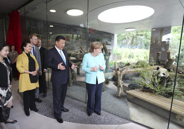 President Xi Jinping (2nd R), his wife Peng Liyuan, and German Chancellor Angela Merkel (1st R) visit the Panda Garden at the Berlin Zoo in Berlin, July 5, 2017. Xi and Merkel attended the opening ceremony of the Panda Garden at the Berlin Zoo on Wednesday. (Photo/Xinhua)