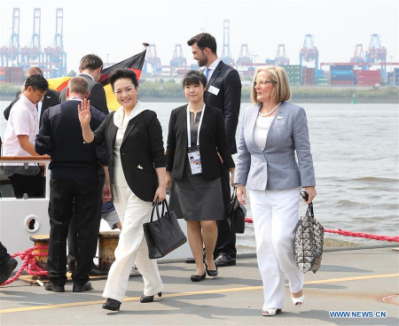 Peng Liyuan, wife of Chinese President Xi Jinping, visits Port of Hamburg with spouses of other heads of state and government attending the Group of 20 summit in Germany, July 7, 2017. (Xinhua/Wang Ye)