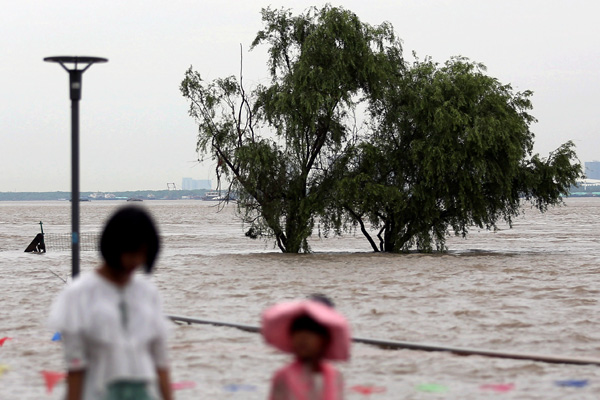 Trees are submerged by a flood in Nanjing, Jiangsu province, on Friday. (Photo/CHINA NEWS SERVICE)