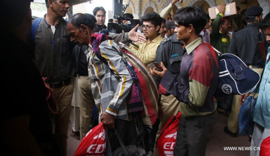 Released Indian fishermen carry their belongings as they prepare to board a train at a railway station in southern Pakistani port city of Karachi, on July 9, 2017. (Xinhua/Masroor) 