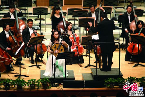 Xu Yang and her Chamber Orchestra perform. (Photo/China.org.cn)