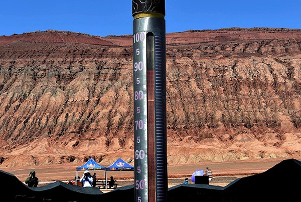 A huge thermometer shows surface temperatures hit 88 C in Turpan, Xinjiang Uygur autonomous region, on Sunday. LIU JIAN/CHINA DAILY