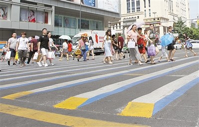 People walk on a 3D zebra crossing in Chengdu. (Photo/Chengdu Daily)