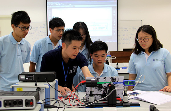 Haw Choon Yian teaches students in a laboratory. PROVIDED TO CHINA DAILY